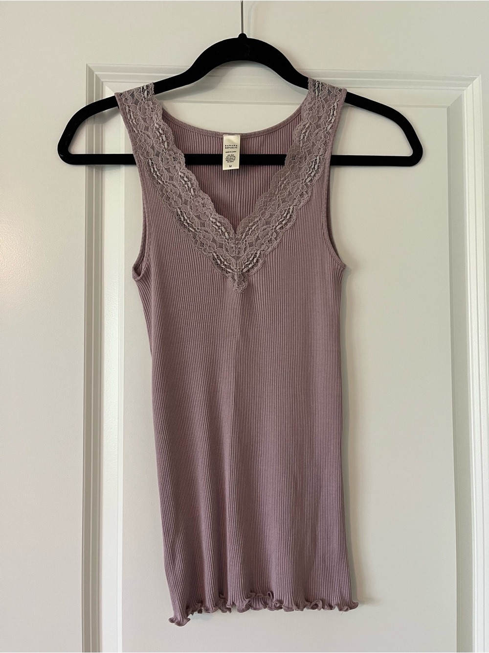 Vintage Y2K Banana Republic Lace Detail Lavender tank top